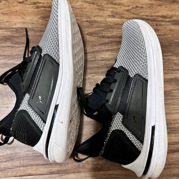 Puma sneaker size 7 - Picture 3 of 5